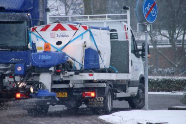 Kış boyunca Zuidplas belediyesinin kaygan asfaltının önlenmesi için yol tuzu içeren bir çömlek.