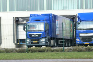 Mavi kamyonlar Bleiswijk Hollanda 'daki perakendeci Aldi' nin deposunda yüklendi.