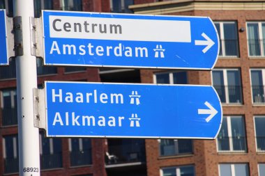 Hollanda 'da Amsterdam, Haarlem ve Alkmaar' a giden yön işareti. 