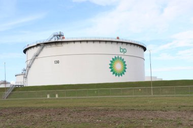 Europoort 'taki Bp rafinerisinde ham petrol tankları