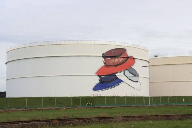 Rotterdam limanında Vopak ham petrol tankları olan bir depo.