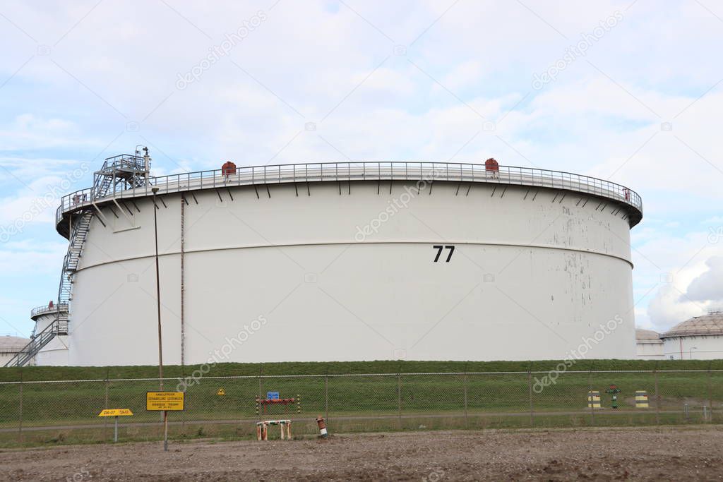 Tanks with crude oil at the rotterdam refinery of BP in Europoort