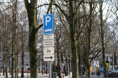 Otopark yasaklı trafik işaretleri var çünkü park alanı Hollanda, Lahey 'deki büyükelçilik personeline ayrıldı.