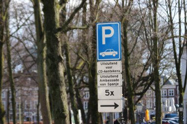 Otopark yasaklı trafik işaretleri var çünkü park alanı Hollanda, Lahey 'deki büyükelçilik personeline ayrıldı.