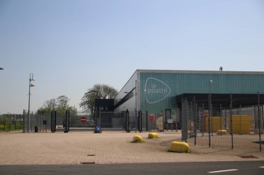 PostNL 'e iletilecek paketlerin dağıtım merkezi. Web mağazalarından birçok satın alma ile birlikte.