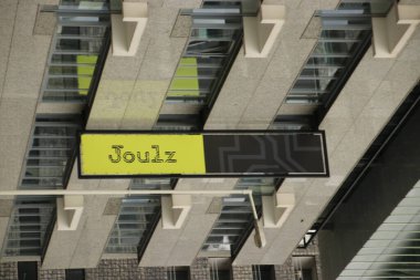 Rotterdam limanındaki Joulz elektrik bakım tedarikçisinin logosu