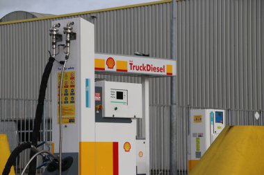 Petrol kamyonlarına ek olarak petrol satılan sıvı doğal gaz olan Waddinxveen 'deki Doelwijk Shell benzin istasyonundaki tanklar