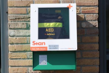 Hollanda 'da eğitimli insanlar tarafından kullanılabilen bir duvara otomatik dış defibrilatör AED yerleştirildi
