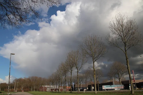 Nuvens Chuva Sobre Hoofdweg Nieuwerkerk Aan Den Ijssel Com Céu — Fotografia de Stock