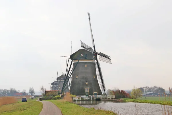 荷兰Stompwijk的Driemanspolder连续三台风车 — 图库照片