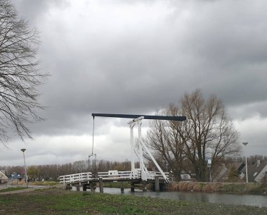 Nieuwerkerk aan den IJssel 'de Zuidplaspolder' ın halka kanalı üzerinde 