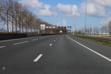 Hollanda 'daki korona virüsü yüzünden Zevenhuizen' deki A12 otoyolu neredeyse bomboş.