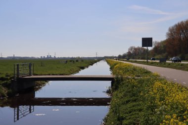 Krimpen aan den IJssel 'deki N210 yolu boyunca uzanan çayırlar arasındaki Krimpenerwaard bölgesinde su dolu bir hendek.