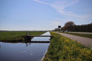 Krimpen aan den IJssel 'deki N210 yolu boyunca uzanan çayırlar arasındaki Krimpenerwaard bölgesinde su dolu bir hendek.