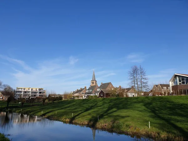 Stara Wieś Kościołem Kopiec Nieuwerkerk Aan Den Ijssel Błękitnym Niebem — Zdjęcie stockowe