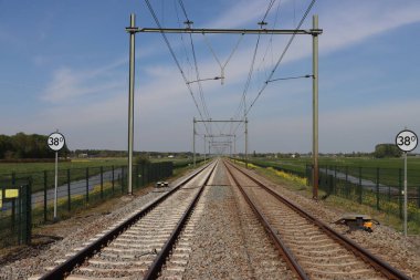 Batı Avrupa 'nın en alçak bölgesi olan Zuidplaspolder' daki Moordrecht 'te Gouda en Rotterdam arasında çift şerit var.