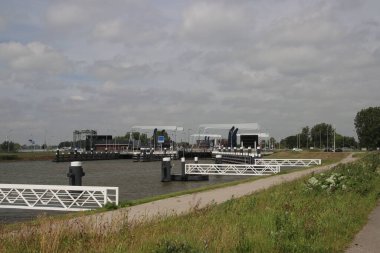 Hollandsche Ijssel nehrinde, Hollanda 'nın Gouda kentindeki Julianasluis' in yanında demirlemiş iskeleler.