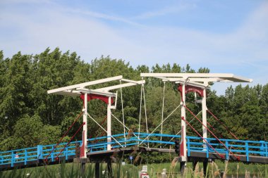 Hollanda 'da Oud Verlaat ve Bleiswijk arasındaki Pekhuisbrug nehri üzerindeki tahta asma köprü.