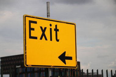 Geçici işaret olarak sarı renkte büyük işaret Çık
