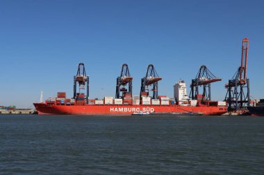 SANTA BARBARA Rotterdam Limanı 'ndaki Maasvlakte limanında konteynırları yükleme ve boşaltma 