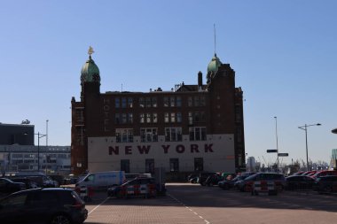 New York Oteli. Rotterdam limanındaki Wilhelmina limanındaki Holland American Lijn 'in eski terminal binası.