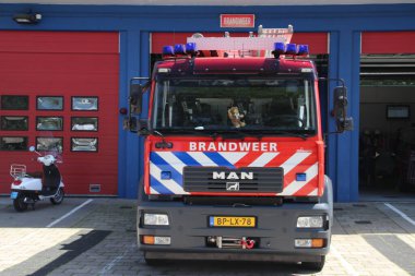 Hollanda 'nın Zuidplas belediyesindeki Nieuwerkerk den gelen itfaiye araçları ve tekne.