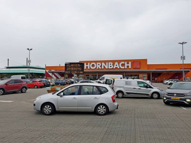 Corona virüsü krizi sırasında Nieuwerkerk aan den IJssel 'deki Hornbach dükkanında...
