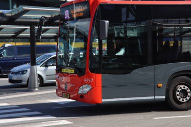Amsterdam Schiphol Havaalanı 'ndaki R-Net otobüslerinde Corona virüsü yüzünden birkaç yolcu bulunuyor.
