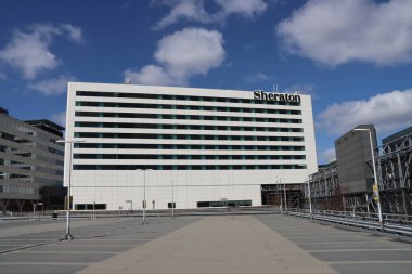 Corona virüsü yüzünden iptal edilen uçuşlar nedeniyle Amsterdam Schiphol Havaalanı 'ndaki Sheraton Oteli' ndeki boş otopark.