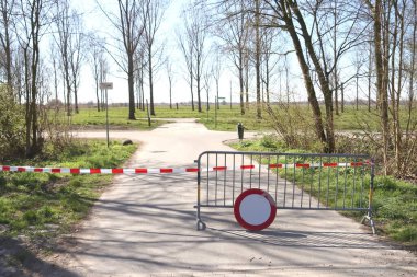 Otoparklar çitlerle ve Hollanda 'daki insanları korona krizi nedeniyle parklardan uzak tutmak için kum torbalarıyla kapalıdır.