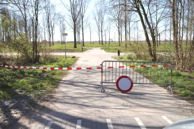 Otoparklar çitlerle ve Hollanda 'daki insanları korona krizi nedeniyle parklardan uzak tutmak için kum torbalarıyla kapalıdır.