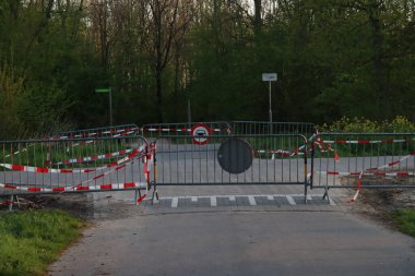 Otoparklar çitlerle ve Hollanda 'daki insanları korona krizi nedeniyle parklardan uzak tutmak için kum torbalarıyla kapalıdır.