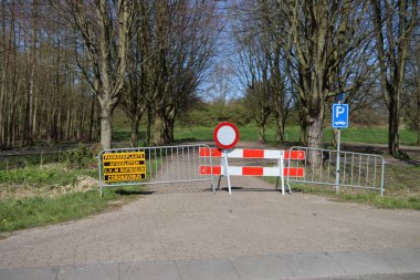 Otoparklar çitlerle ve Hollanda 'daki insanları korona krizi nedeniyle parklardan uzak tutmak için kum torbalarıyla kapalıdır.
