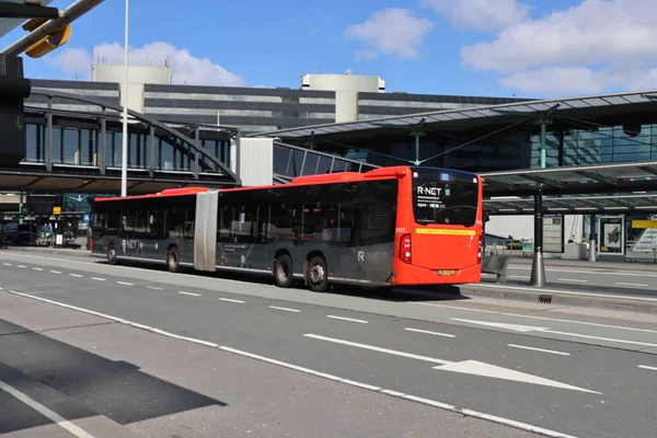 Autobusy Net Amsterdam Schiphol Airport Plaza Kilkoma Podróżnikami Powodu Kryzysu — Zdjęcie stockowe