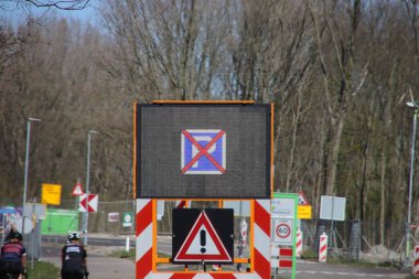 Otoparklar çitlerle ve Hollanda 'daki insanları korona krizi nedeniyle parklardan uzak tutmak için kum torbalarıyla kapalıdır.