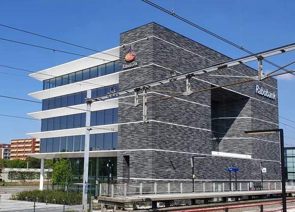 Järnvägsstation Gouda Med Biograf Och Byggnad Rabobank Bank Nederländerna — Stockfoto