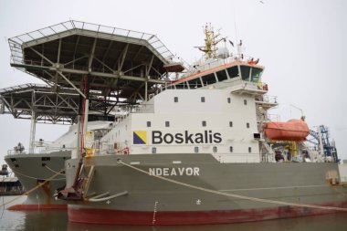 Rotterdam limanındaki Waalhaven Limanı rıhtımında Ndeavor ve Boka Da Vinci adlı Boskalis 'in kablo katman gemisi.