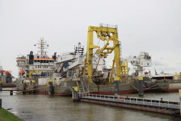 ロッテルダム港のワラヘブン港のQuayにあるNdevorとBoka Vinciというボスカリスのケーブル層船 — ストック写真