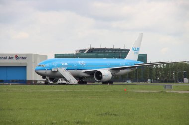 PH-BQM KLM Asia Boeing 777 Hollanda 'daki Amsterdam Schiphol Havalimanı Aalsmeerbaan iniş pistinde, COVID-19' un iptal ettiği uçuşlar nedeniyle park halinde.