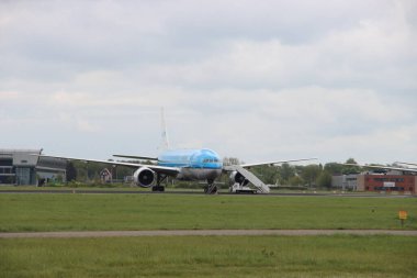 PH-BQM KLM Asia Boeing 777 Hollanda 'daki Amsterdam Schiphol Havalimanı Aalsmeerbaan iniş pistinde, COVID-19' un iptal ettiği uçuşlar nedeniyle park halinde.