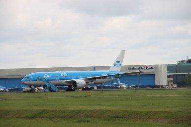 Hollanda 'daki Amsterdam Schiphol Havalimanı' nın iniş pisti Aalsmeerbaan 'daki PH-BQB KLM Boeing 777, COVID-19' un iptal ettiği uçuşlar nedeniyle park halinde.
