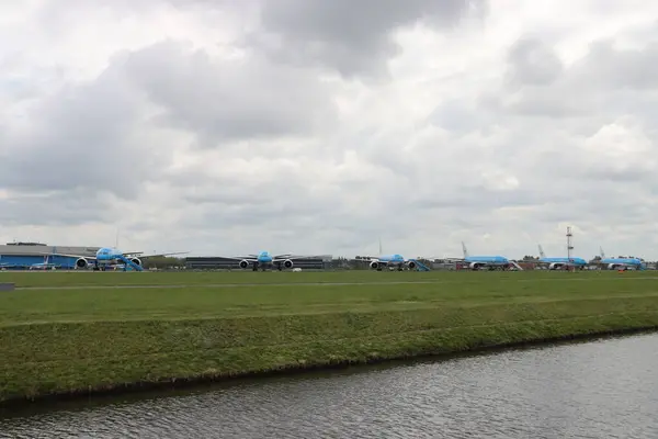 Várias Aeronaves Klm Inativas Pista Pouso Aalsmeerbaan Aeroporto Schiphol Amsterdã — Fotografia de Stock