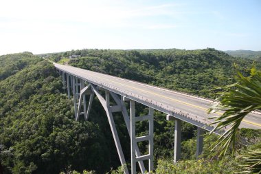 Bir küp üzerinde beton köprü