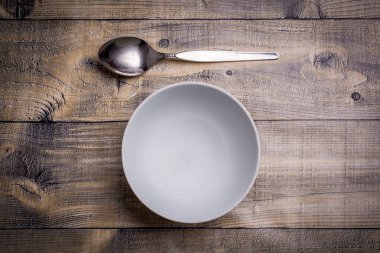 Kase ve ahşap arka plan üzerinde yukarıdan kaşık