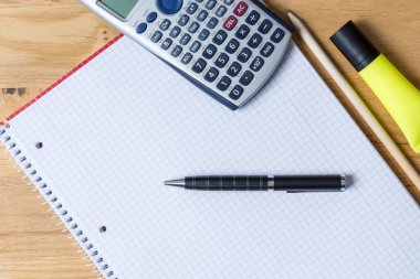Çalışma Masası not defteri, hesap makinesi ve biro ahşap tablo