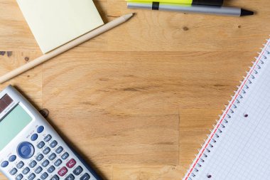 Çalışma Masası not defteri, hesap makinesi ve biro ahşap tablo