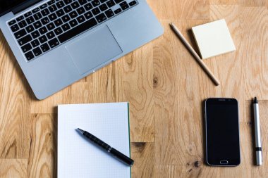 Çalışma ortamı ile bir dizüstü bilgisayar, akıllı telefon, not defteri ve diğer ac