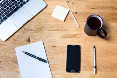 Çalışma ortamı ile bir dizüstü bilgisayar, akıllı telefon, not defteri ve diğer ac