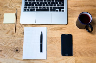 Çalışma ortamı ile bir dizüstü bilgisayar, akıllı telefon, not defteri ve diğer ac