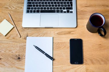 Çalışma ortamı ile bir dizüstü bilgisayar, akıllı telefon, not defteri ve diğer ac